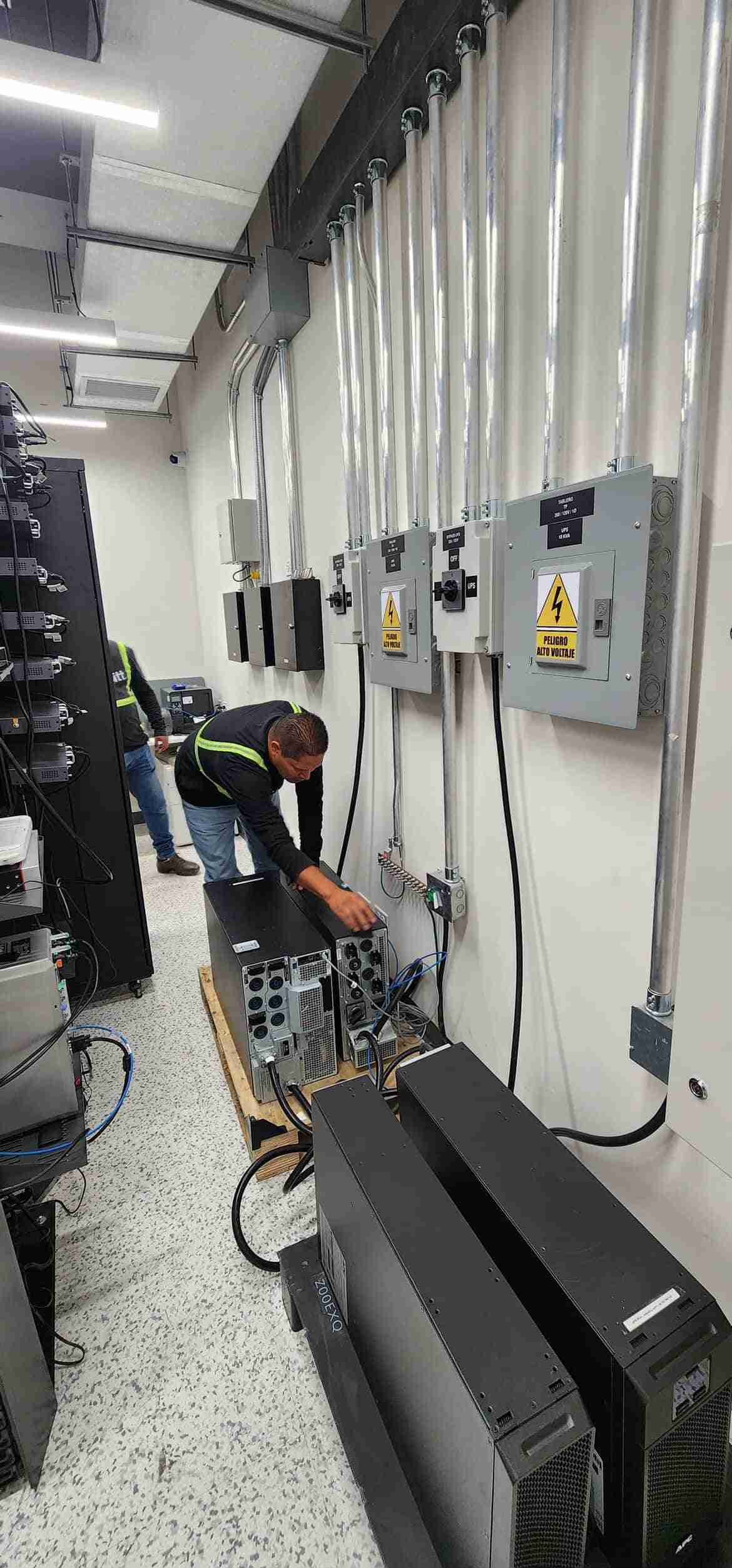 Instalación y mantenimiento de sistemas UPS empresariales